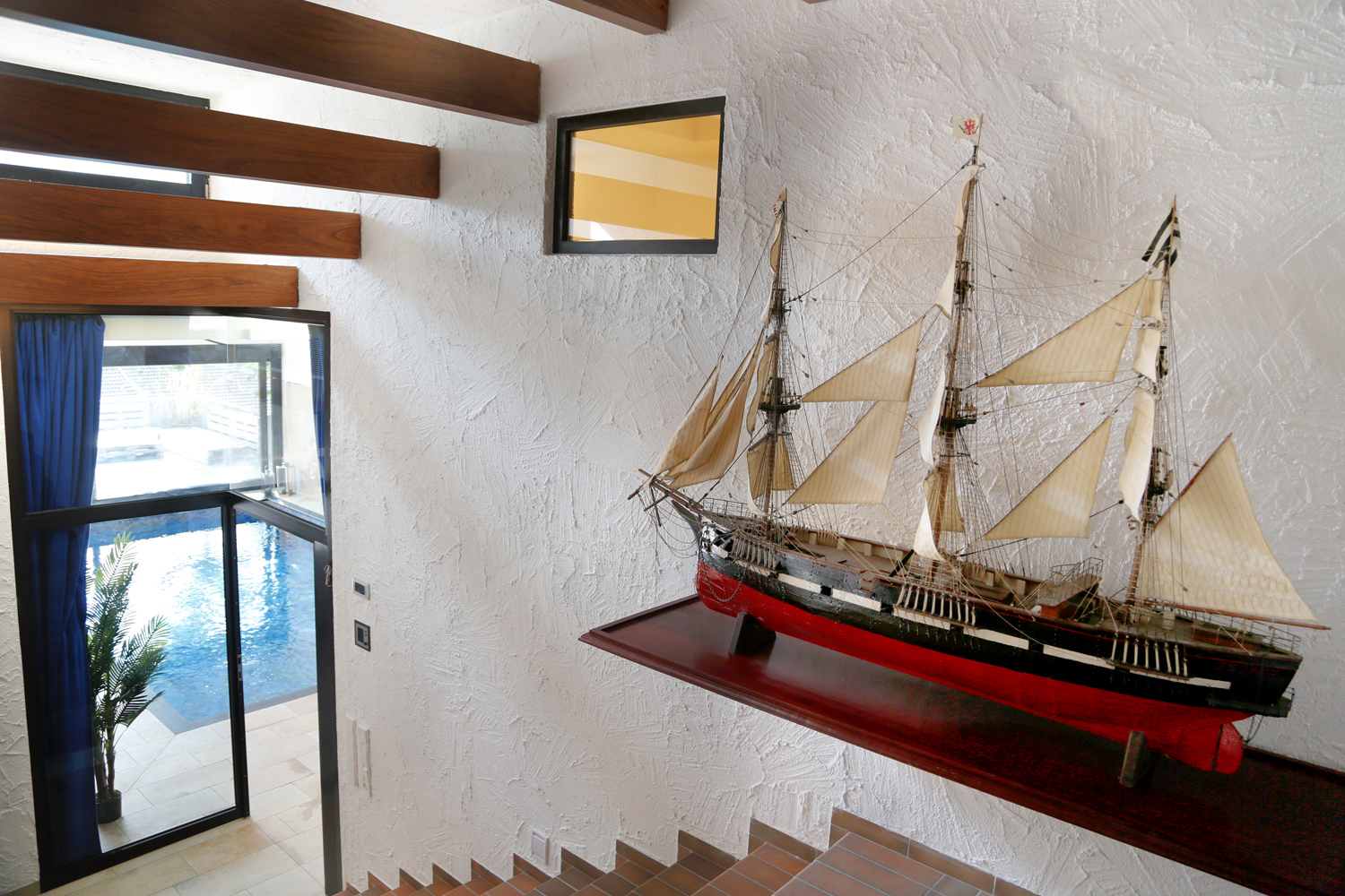 Ein Modellschiff steht im Treppenhaus bei Floating Wellness